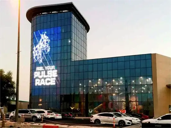 современная фасадная вывеска на здании бизнес-центра