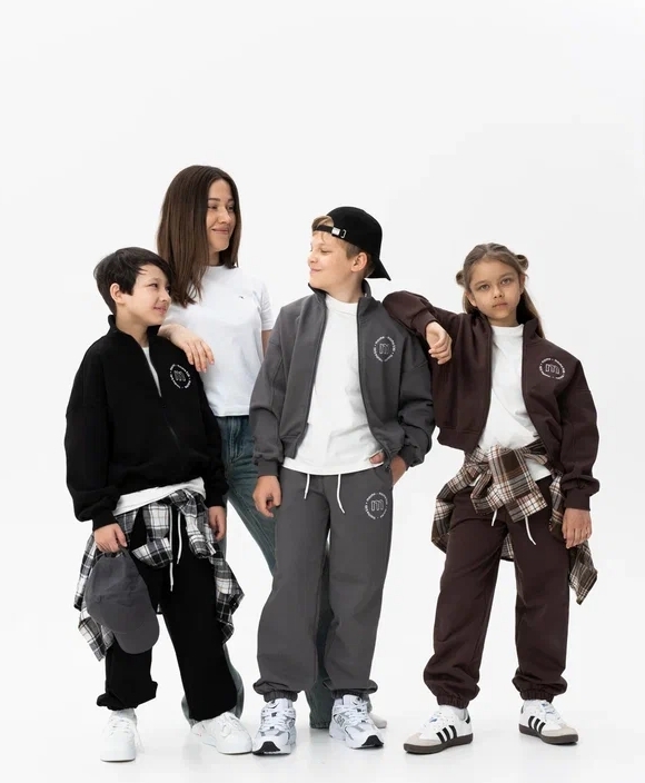 Тренды из взрослой моды, которые теперь носят дети: Обзор октября