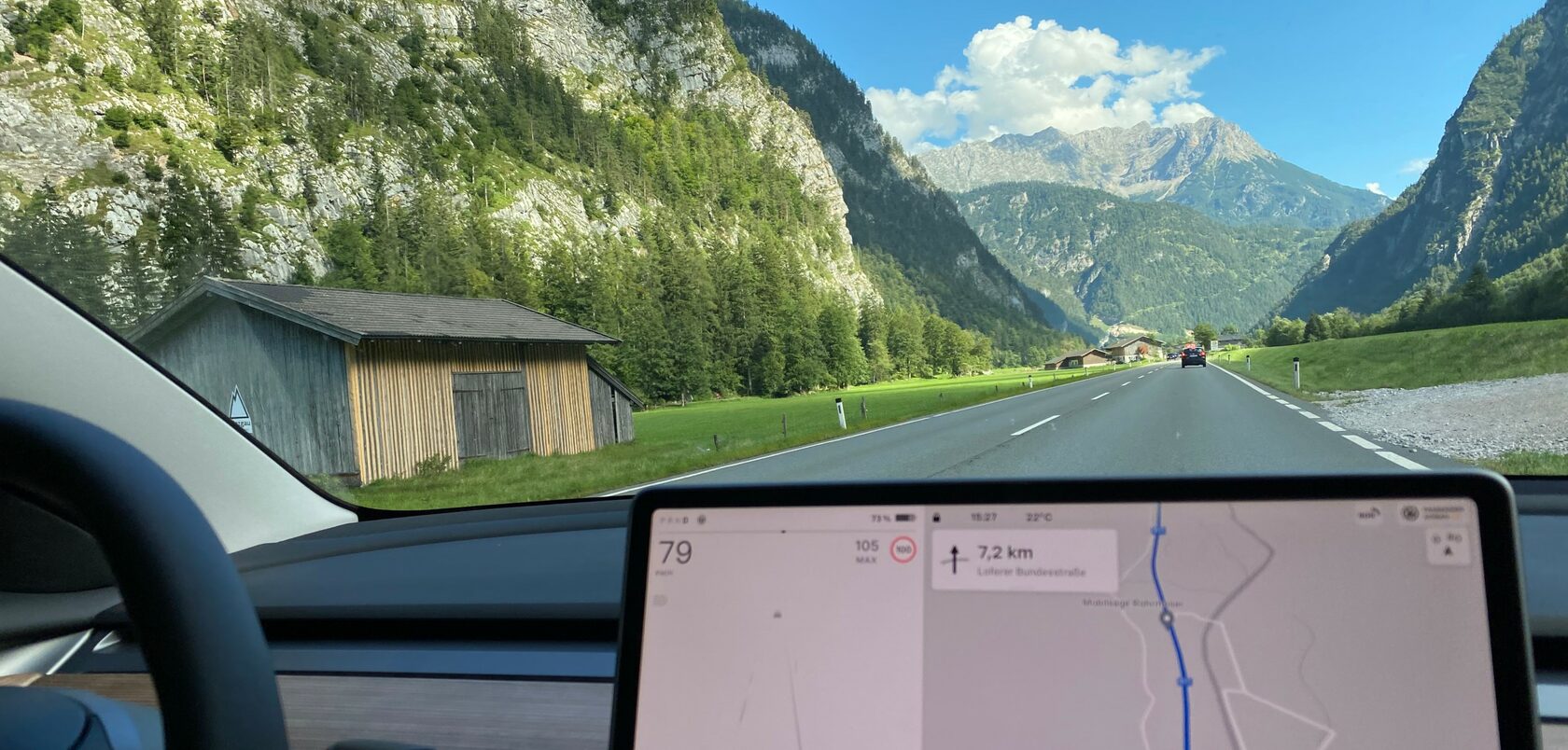 Panorama-Roadtrip im Tesla-Fahrzeug