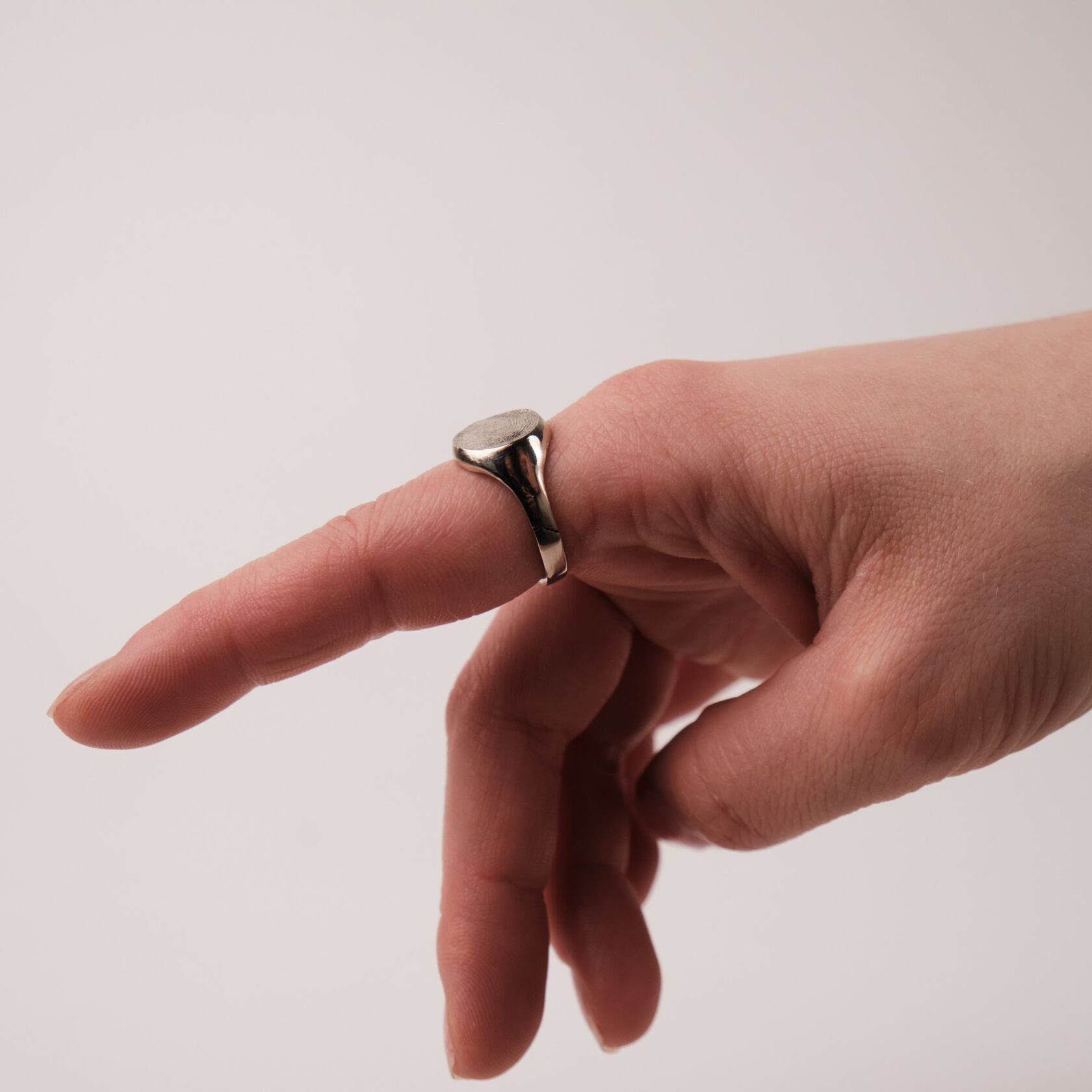 Кольцо-печатка с отпечатком пальца