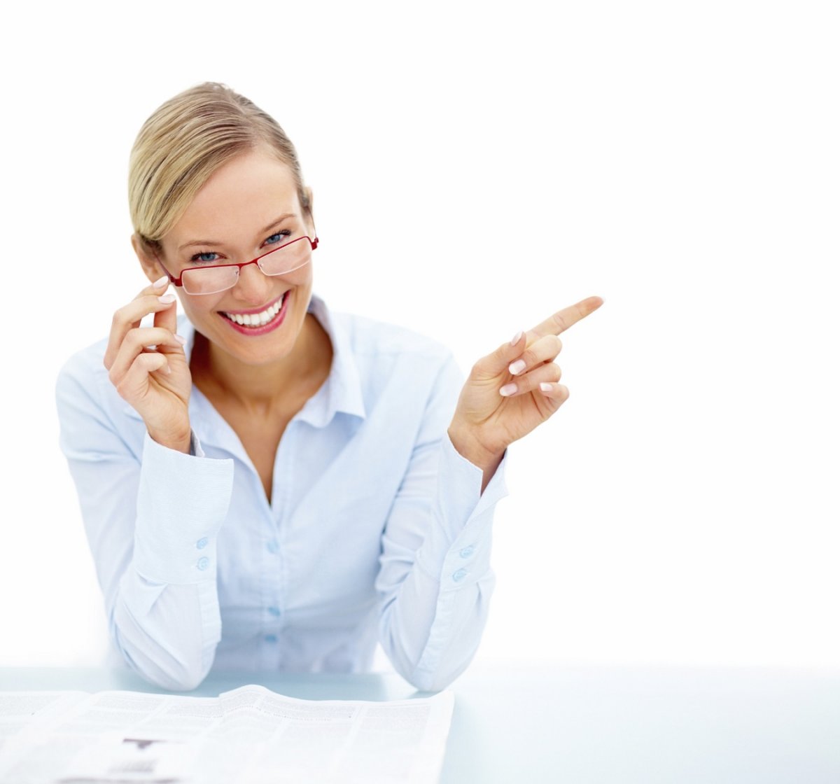 Доброе лицо. Не приветливый взгляд. Красивая улыбка девушки. Девушка приветливо улыбается. Дружелюбная девушка.