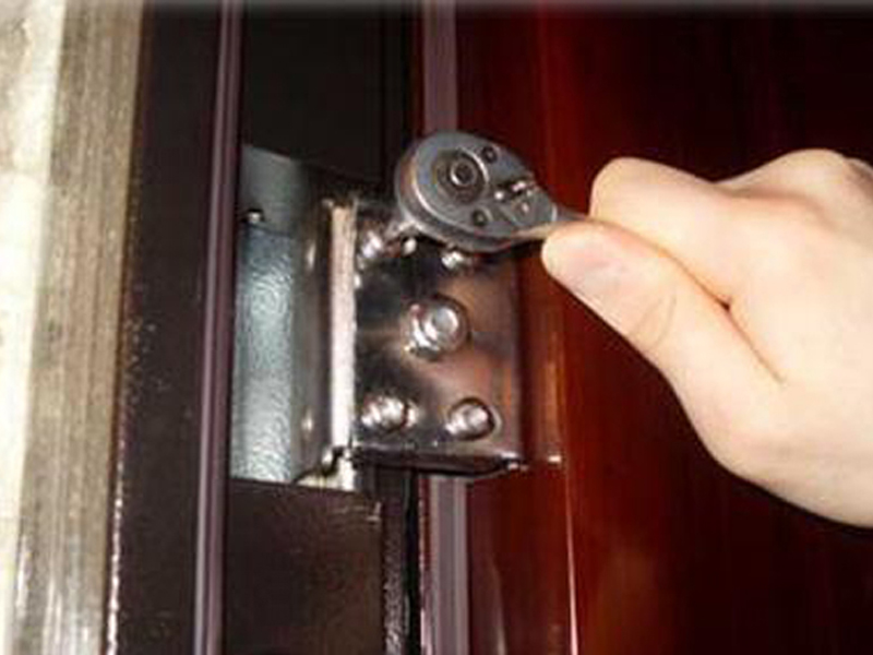 Не открывается входная дверь что делать. Регулировка петель входной металлической двери. Регулировка скрытых петель входной металлической двери. Регулируемые петли Эльбор. Входная дверь Форпост регулировка петель.