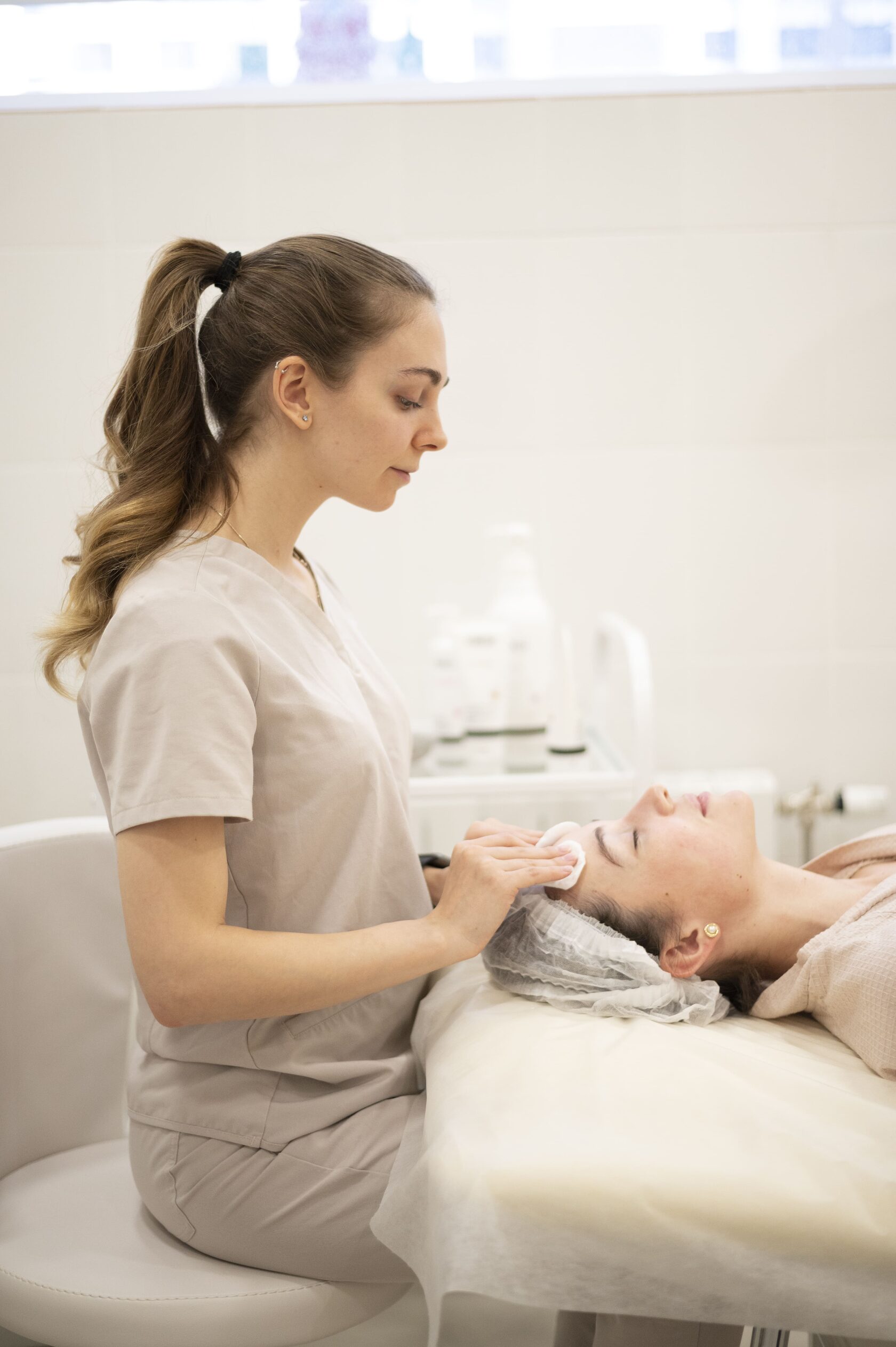 Персонал спа салона. Работа в спа. Форма для администраторов спа салона. Салон красоты массаж. Девушка в спа.