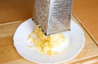 Приготовление рулета из лаваша с крабовыми палочками: шаг 3