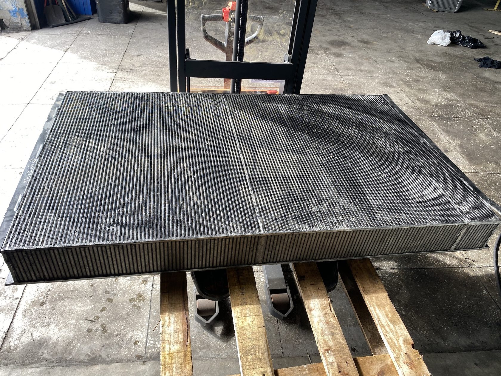 сломанный радиатор охлаждения