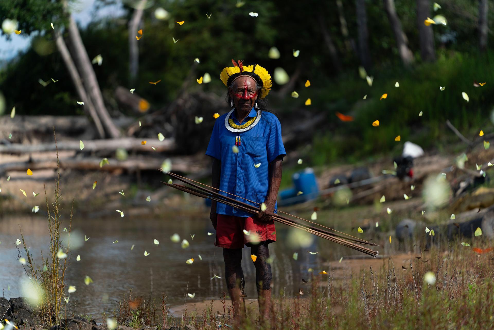 Brazil | Pablo Vergara. An elder of the Kayapó people stands in the Médio Xingu region, Pará state, where Indigenous communities protect forest territories.