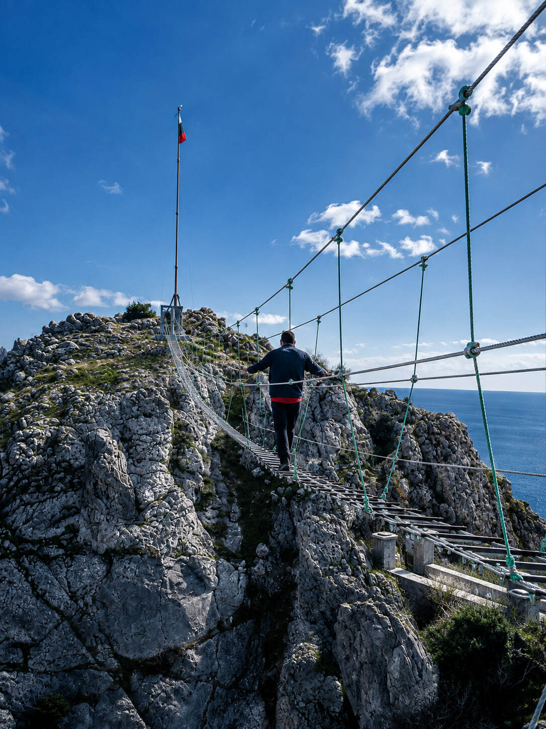 Навесной мост Via Ferrata над скальным рельефом