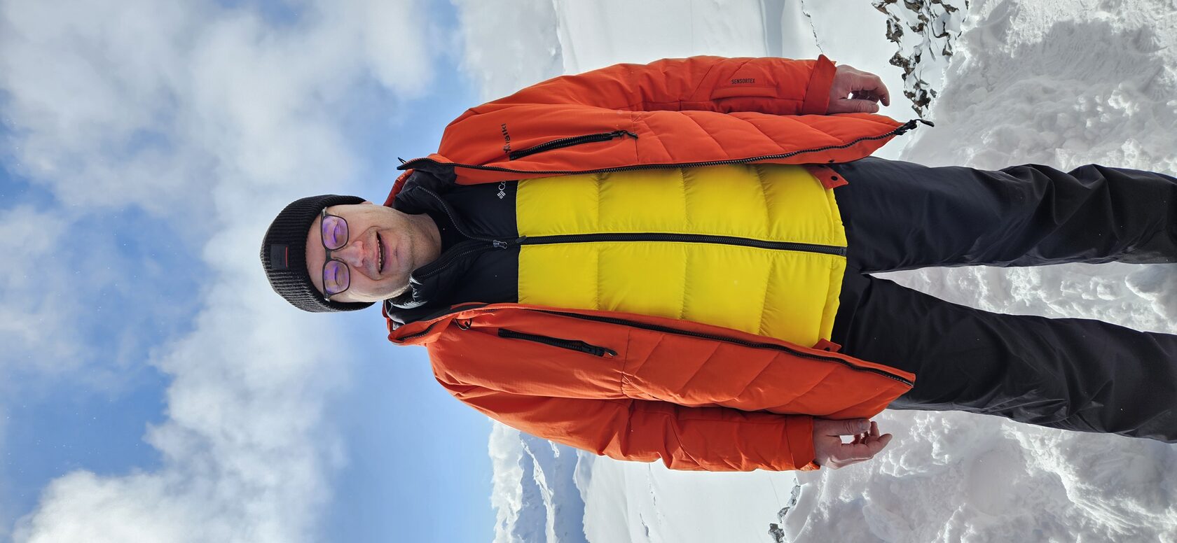 Балдин Вадим Борисович в горнолыжном костюме на снежном склоне горы 