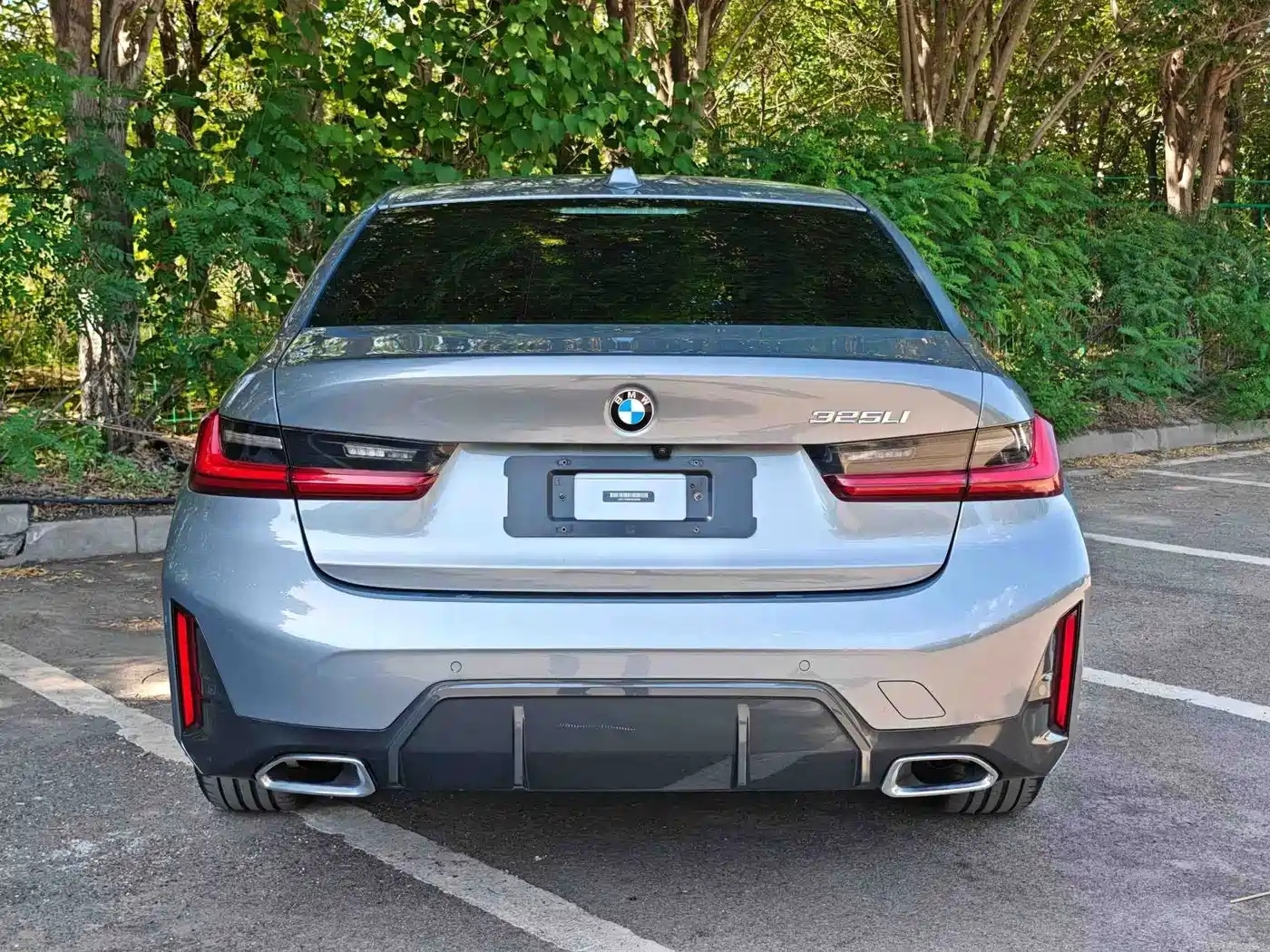 BMW 325Li G28 2023 M Sport Package — вид сзади, фонари, крышка багажника и задний бампер