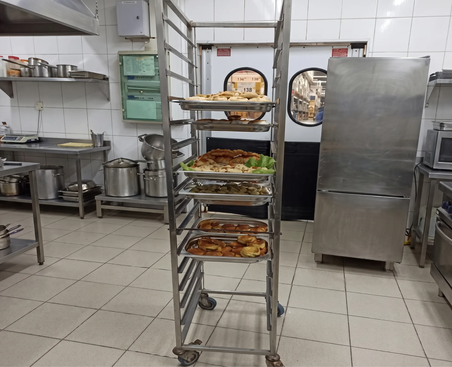 Перемещение готовой продукции на тележке
