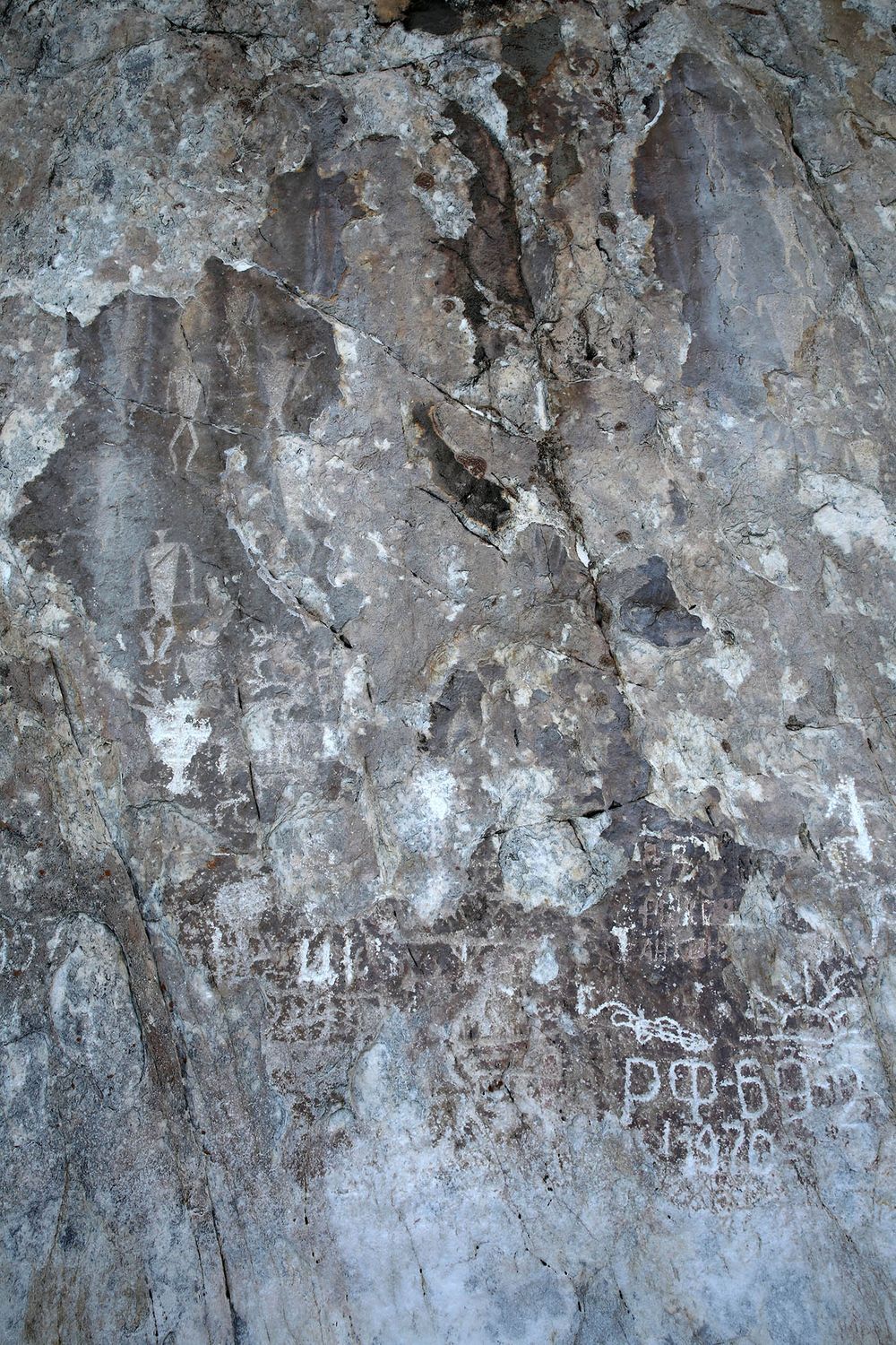 Петроглифы на скалах Байкала