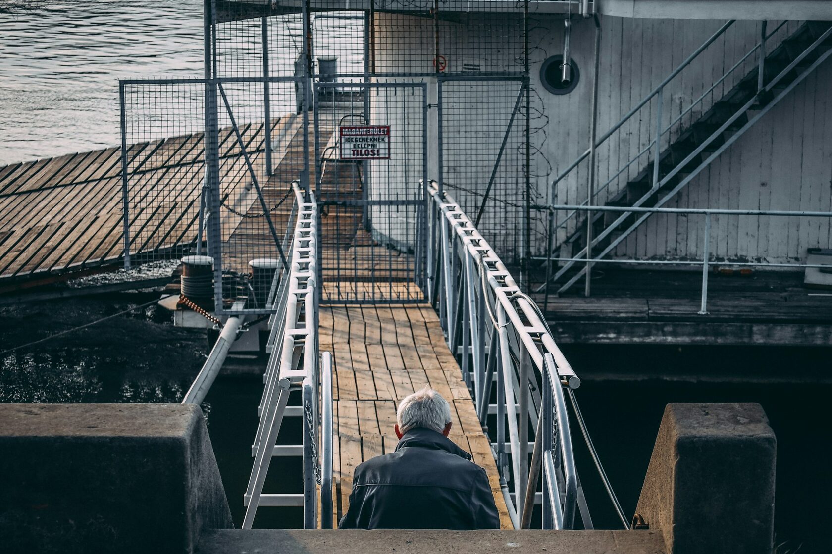 Инженер RiverLift осматривает причальную инфраструктуру