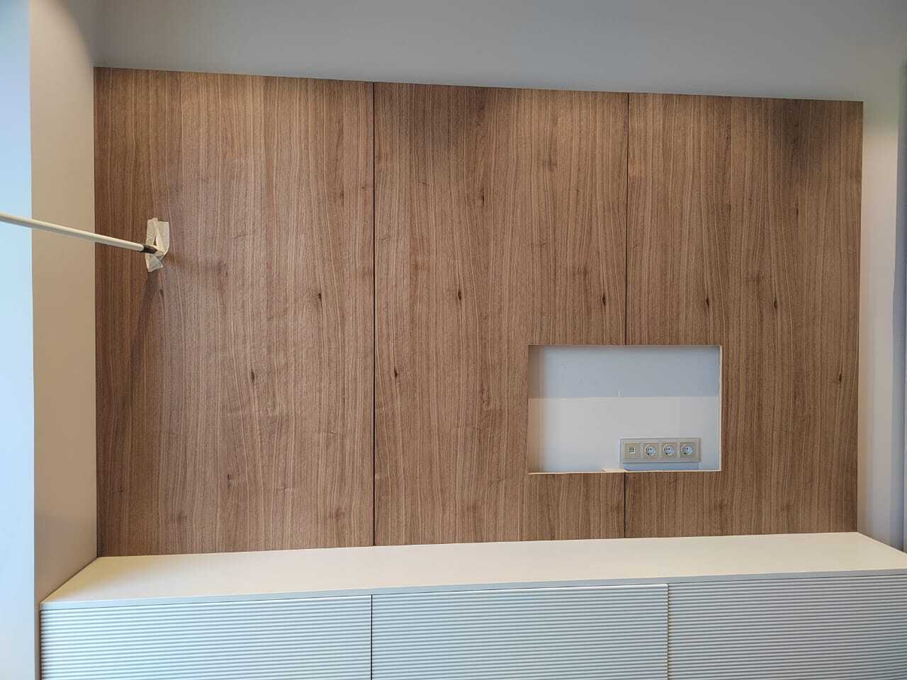 Элегантная гостиная с панелями из МДФ в шпоне американский орех