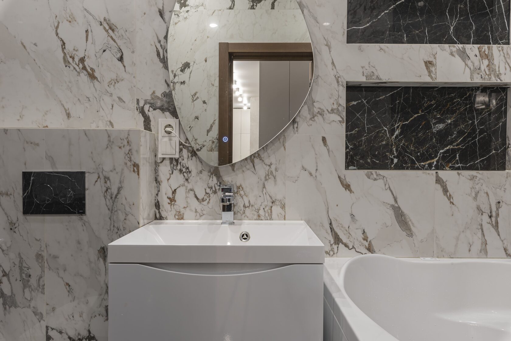 Капитальный ремонт зала — выравнивание стен, декоративная штукатурка, установка светильников