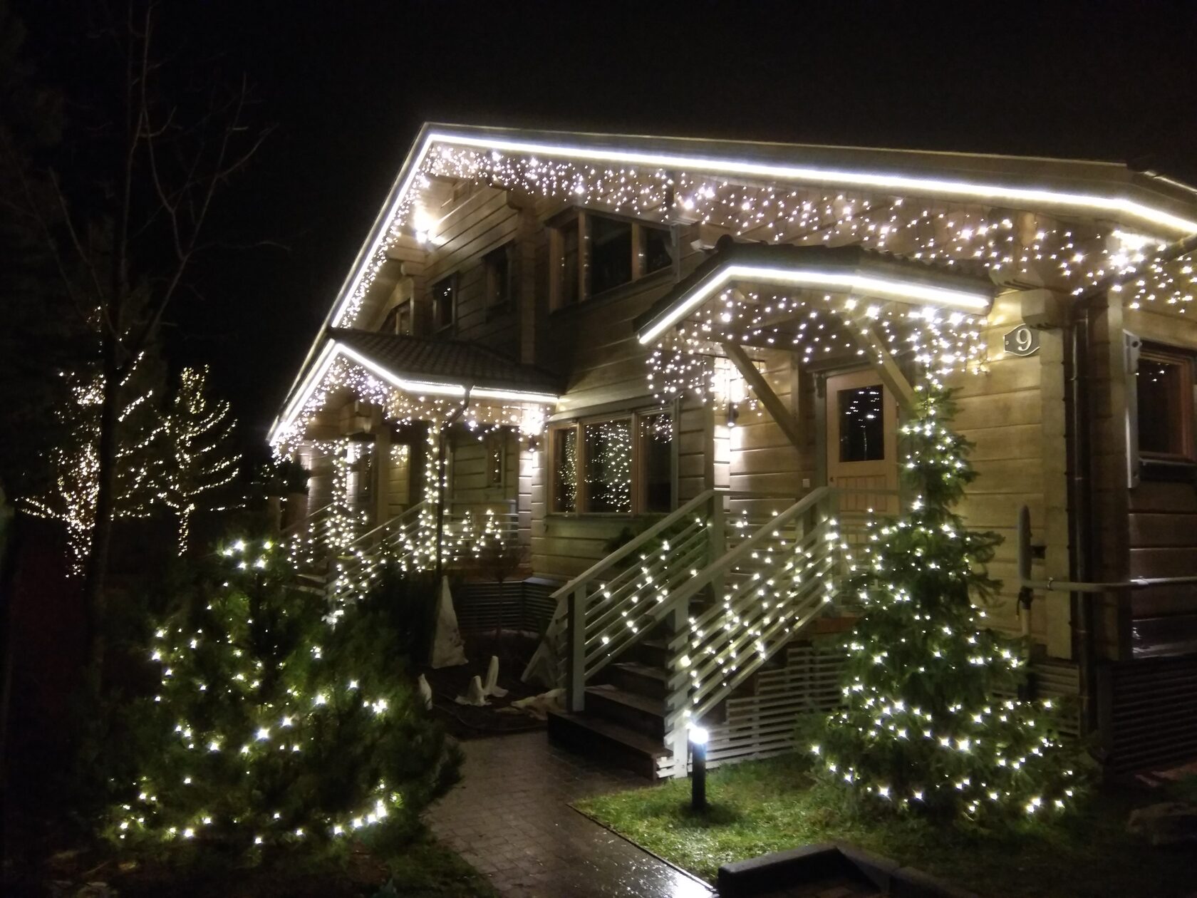 Новогодняя подсветка загородного дома КП Истринская Ривьера