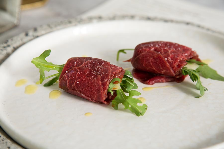 Карпаччо руккола пармезан. Мексиканский карпаччо. Карпаччо сервировка. Карпаччо руккола пармезан. Карпаччо из вырезки.