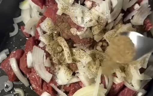 Приготовление мяса по-французски из говядины в духовке: шаг 2