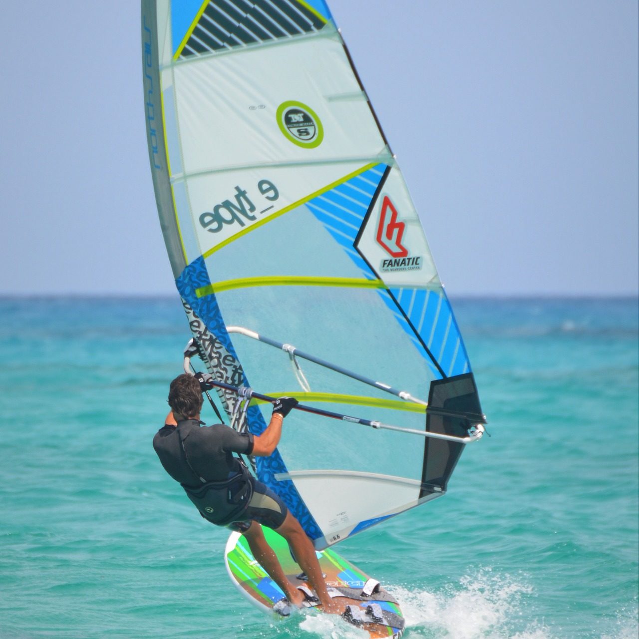 Windsurfing перевод. Windsurfing Maui. Какие виды спорта Indoor виндсёрфинг.