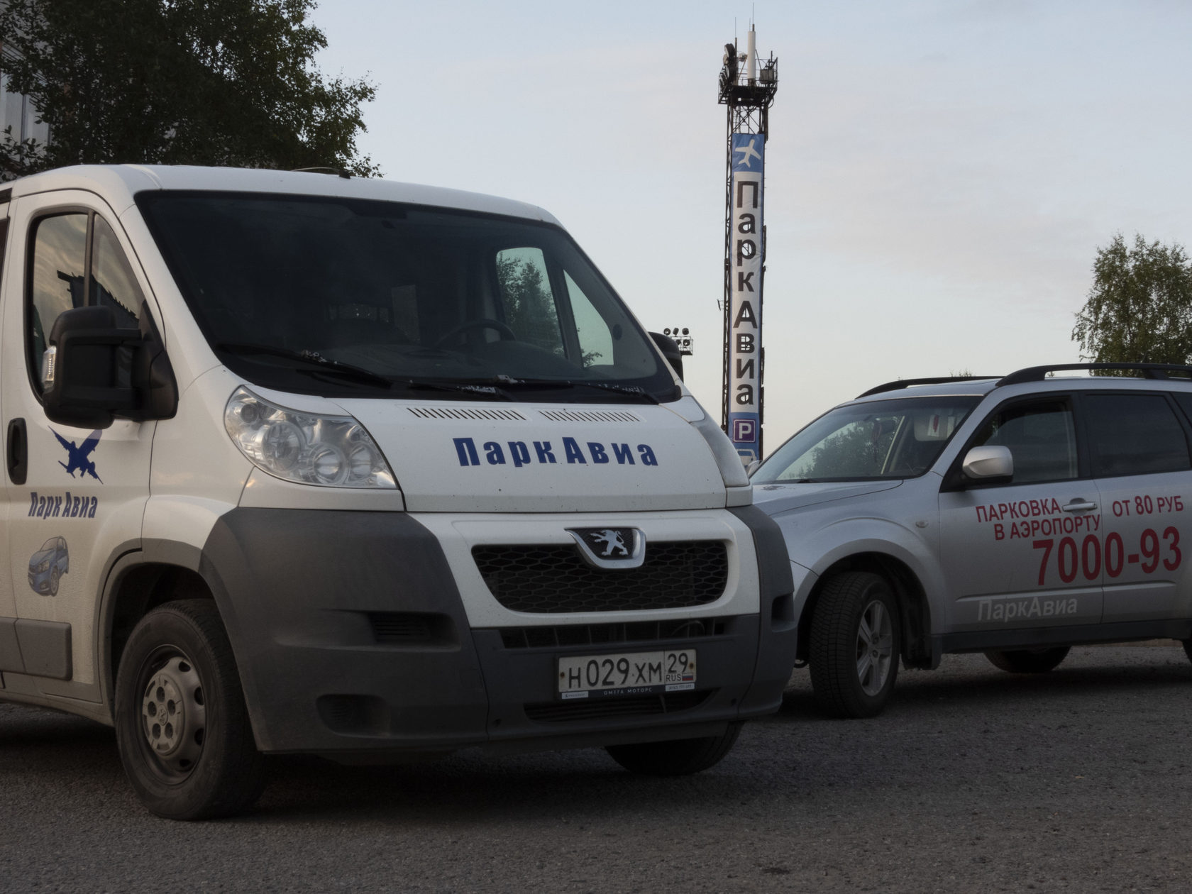 Стоянка мурманск. Парк авиа Мурманск парковка. ГОБУЗ Мурманск стоянка. Парковка аэропорт Мурманск.