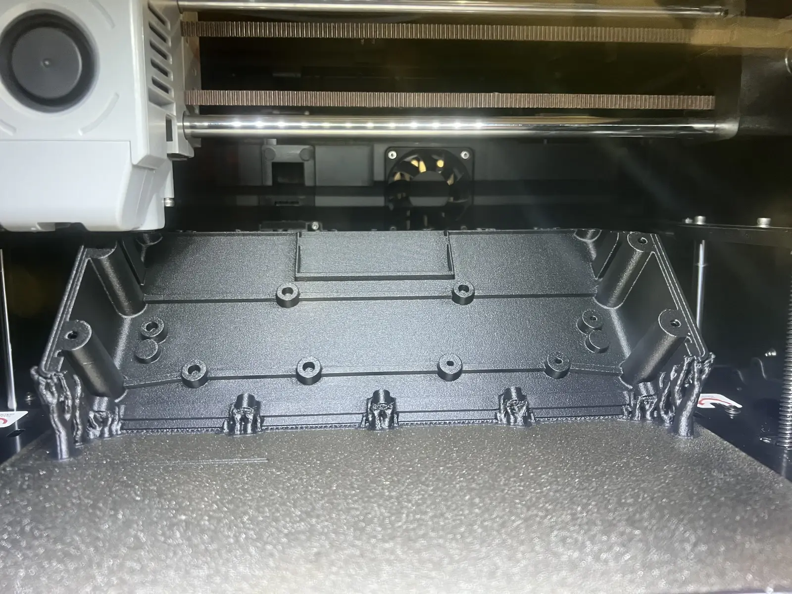 Корпусная деталь во время FDM-печати на принтере в мастерской PRO3DLAB