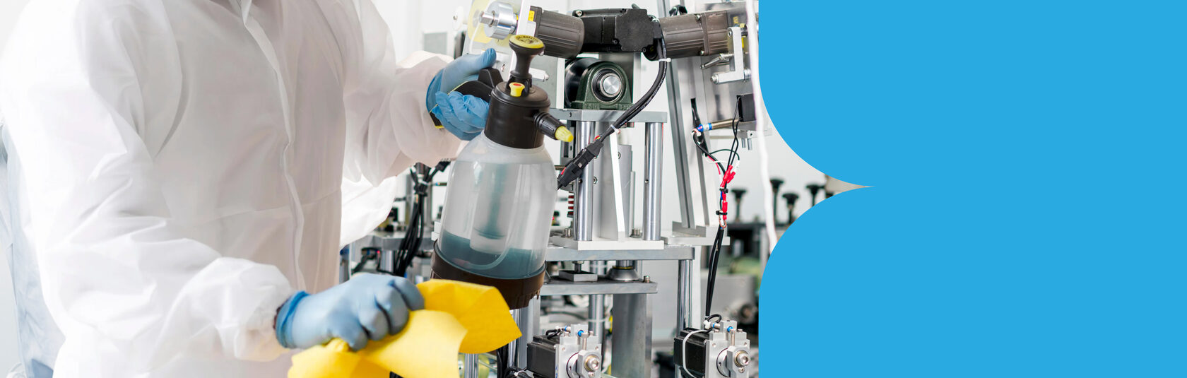 Сотрудник в защитной одежде наполняет ёмкость жидкостью на производстве