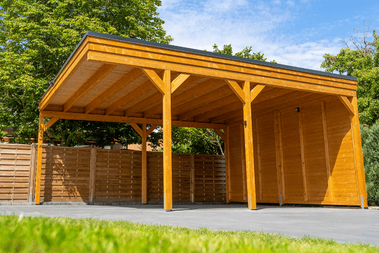 Ein Carport aus Holz