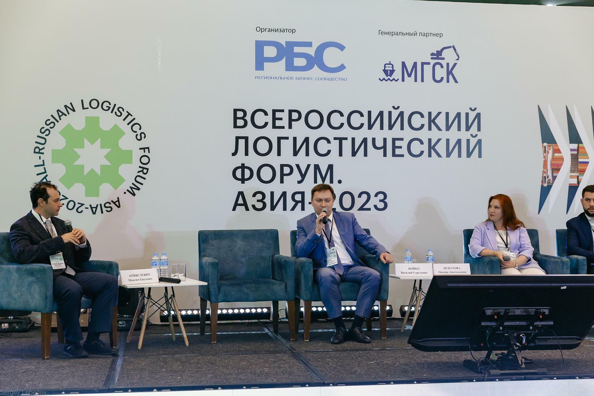 U ohista uning qiniga kirdi.