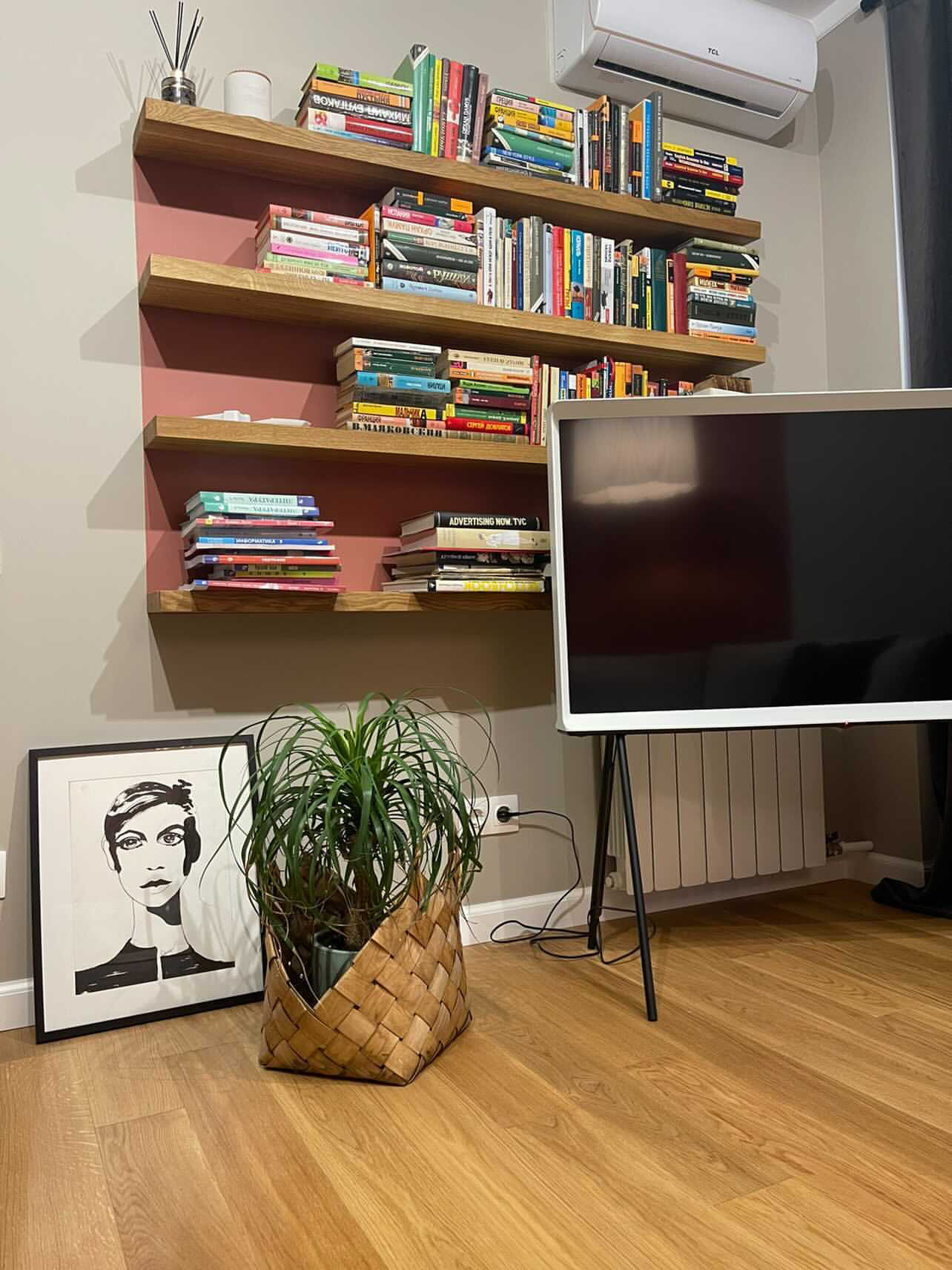 полки для книг без видимых креплений из дерева