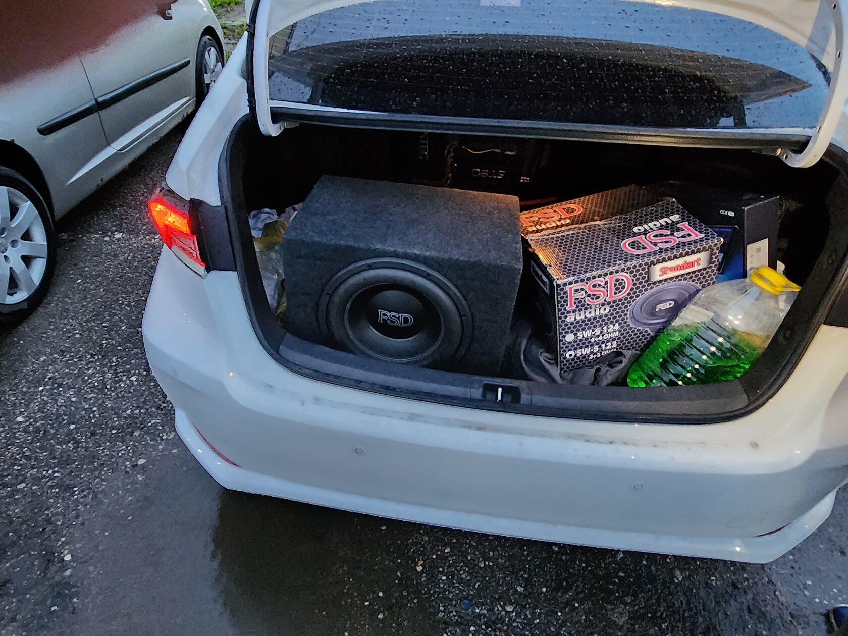 сабвуфер Toyota Corolla E210
