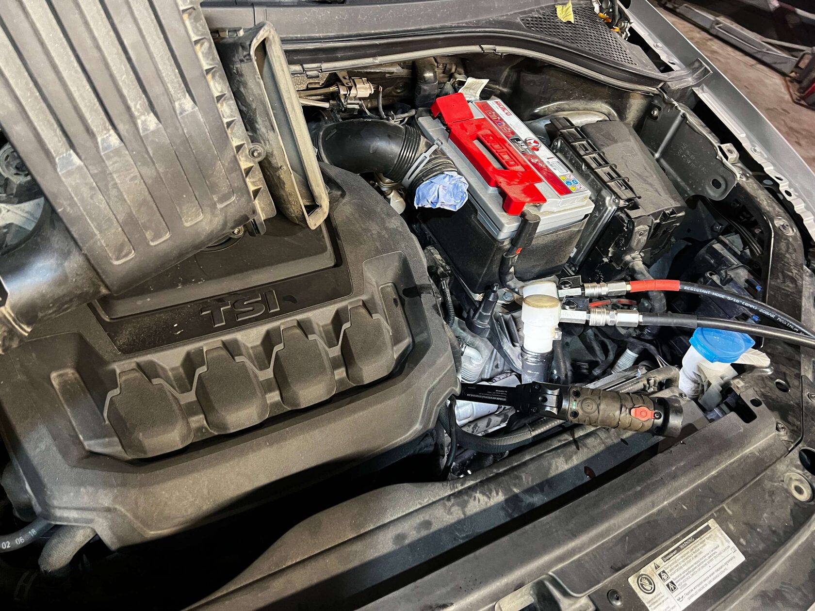 Подключаем станцию по аппаратной замене антифриза к патрубку Tiguan