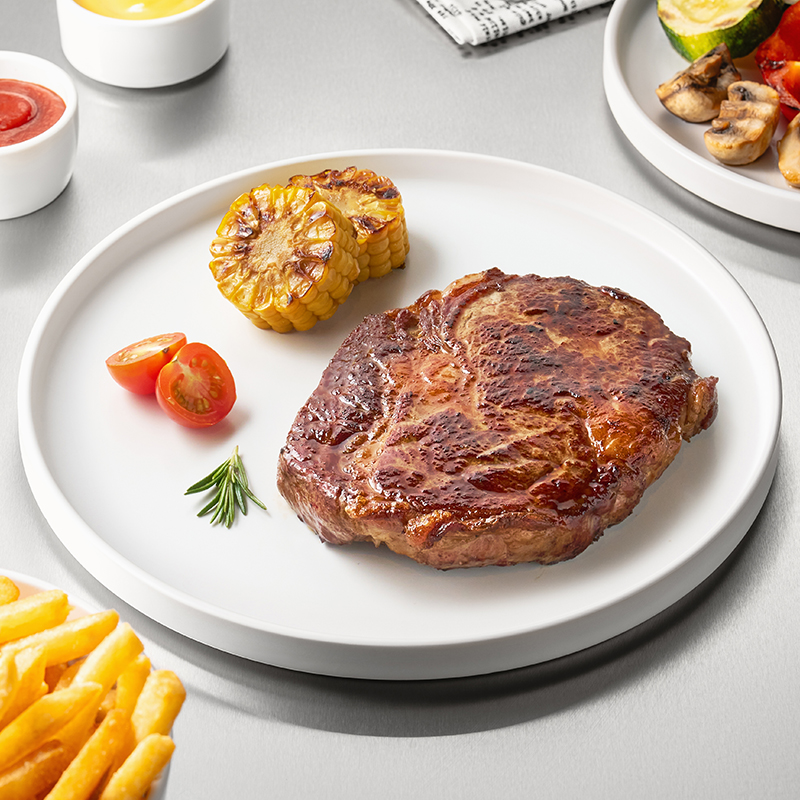 Стейк из мраморной говядины с кукурузой и томатами