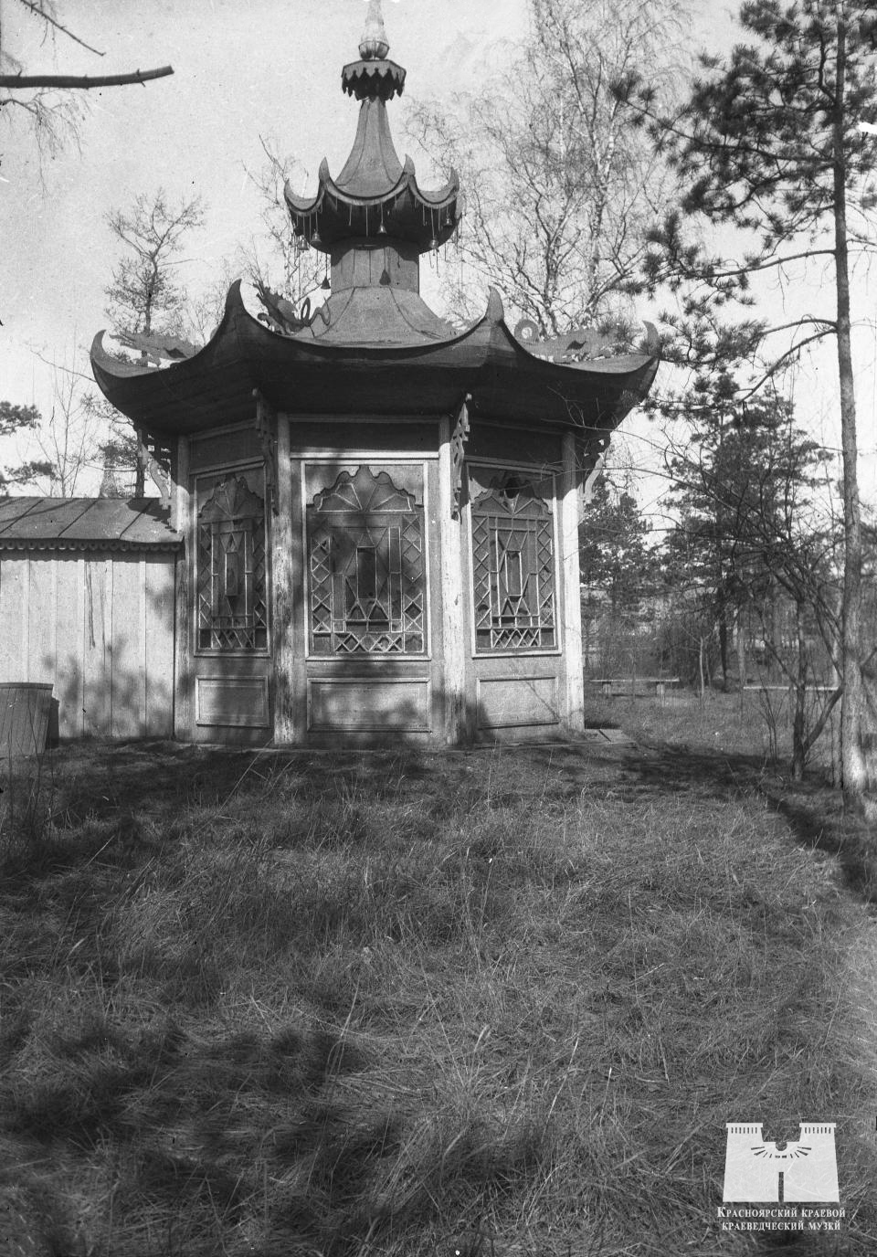 Китайская беседка в городском саду Красноярска