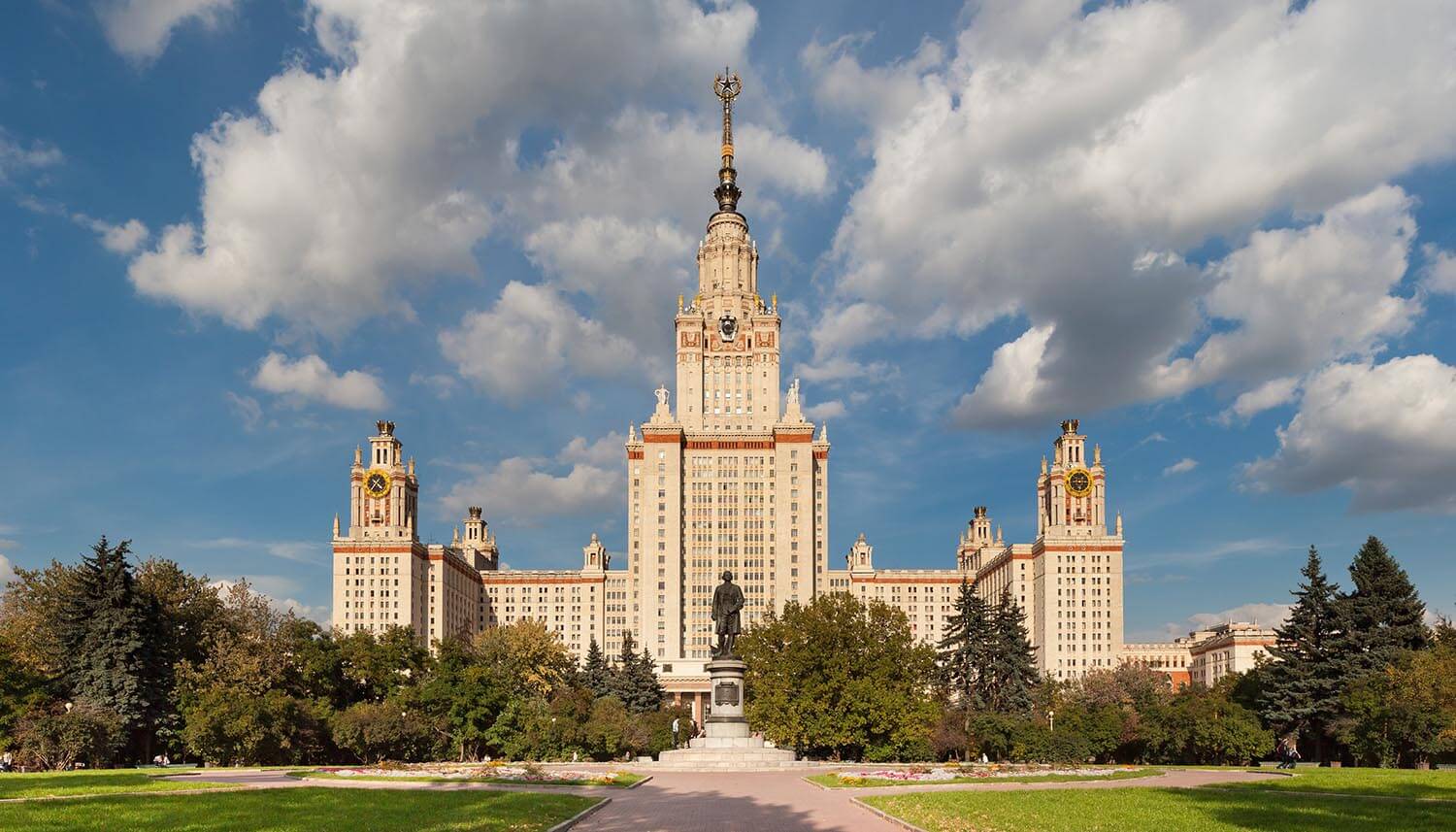 Главное здание МГУ, одна из 7 сталинских высоток