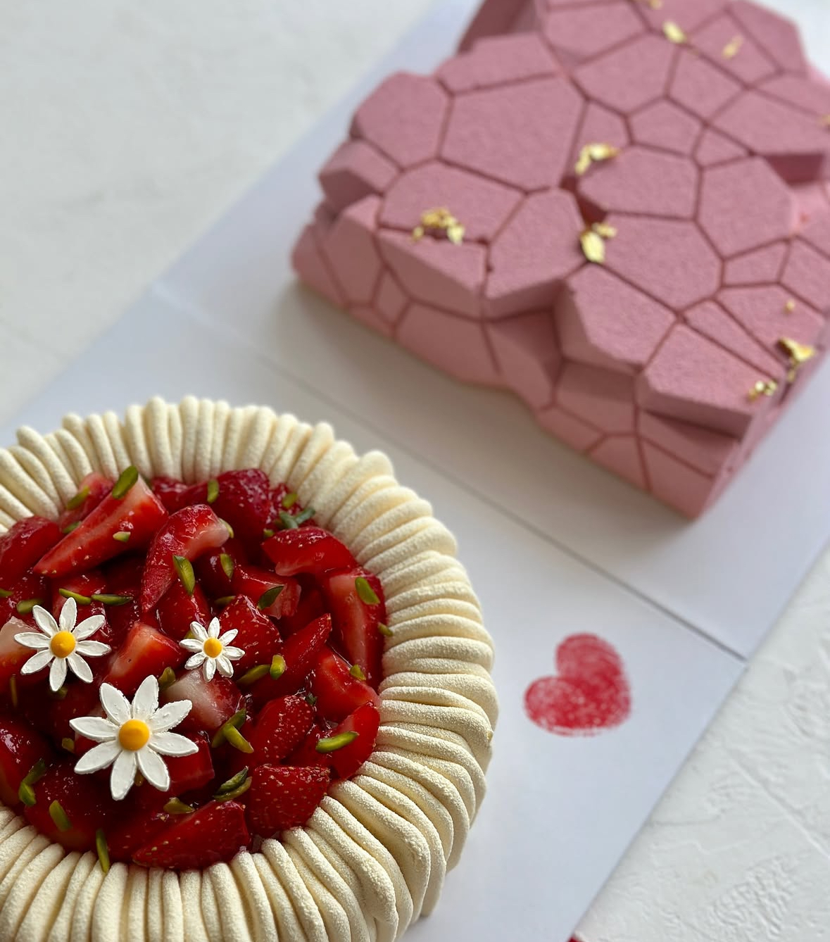 EN: Mousse cake with layered sponge, fruit compote and glossy glaze in Dubai AR: كيك موس بطبقات إسفنج وكومبوت فواكه وطلاء لامع في دبي RU: Муссовый торт с бисквитом, фруктовым компоте и глянцевой глазурью в Дубае