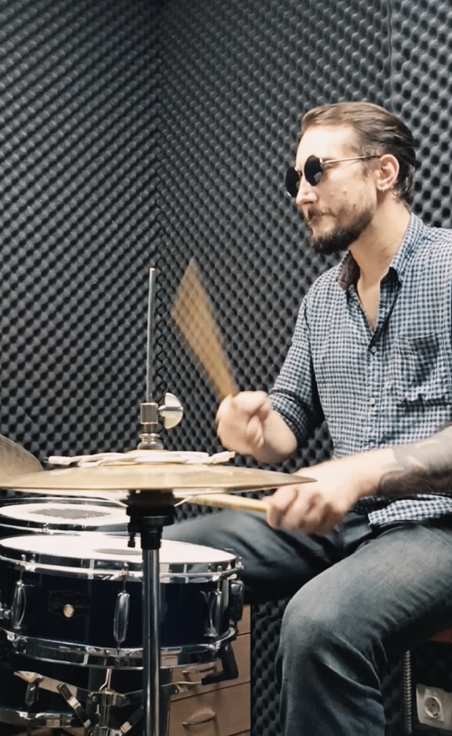 Преподаватель Марк за барабанной установкой в школе Вокал Всем