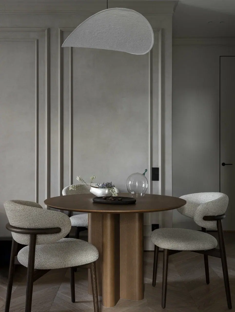 кухня-студия с дизайном в серых оттенках