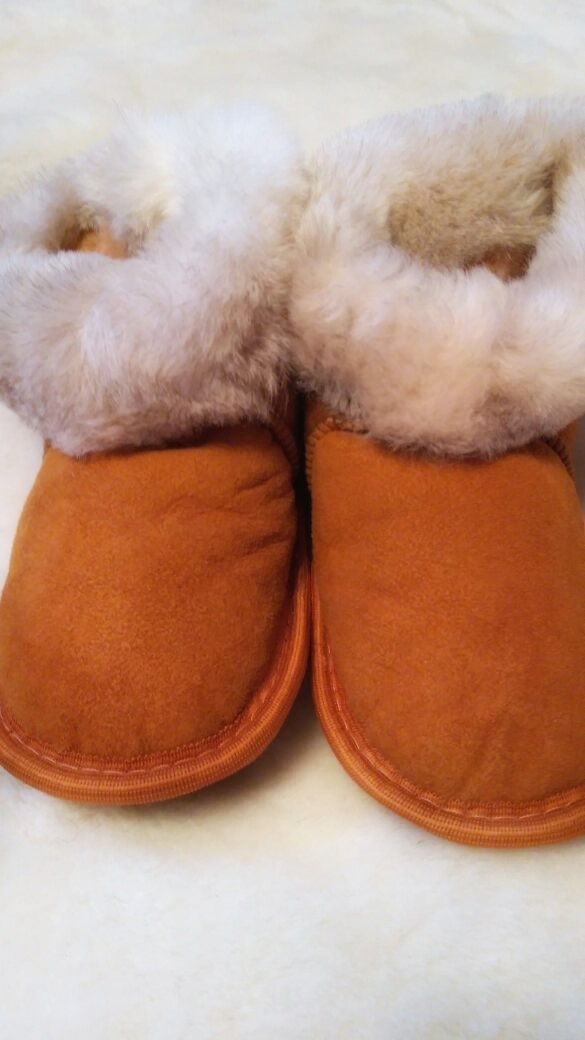 Угги из овчины мужские. Вещи из овчины на интернет магазинах. Чуни овчина оранж мех. Чуни коричневые. Чуни обувь мужская зимняя.