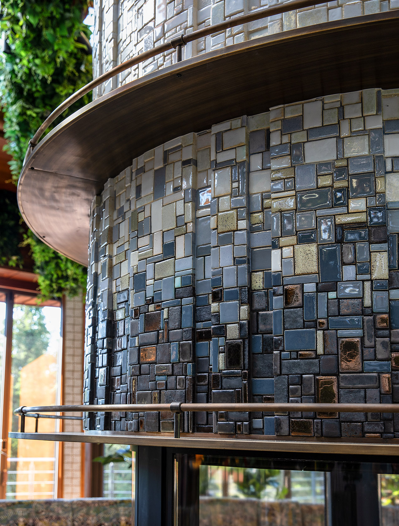 Фрагмент керамического декора радиусного камина с латунными полками