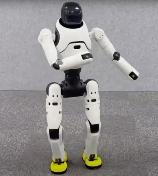 Робот-гуманоид Agibot X2 встречает гостей на открытии шоу-рума в Москве