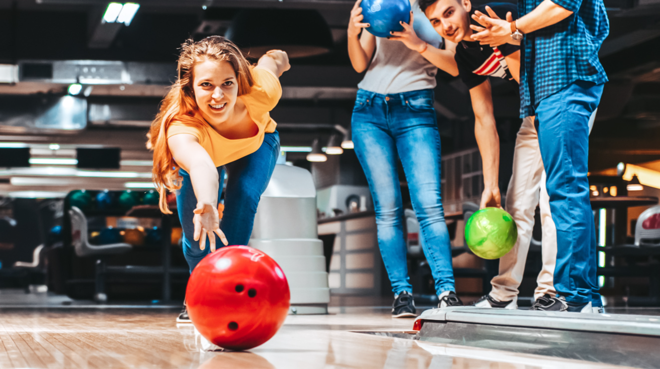 фото парня и девушки на романтическом свидании в публичном месте