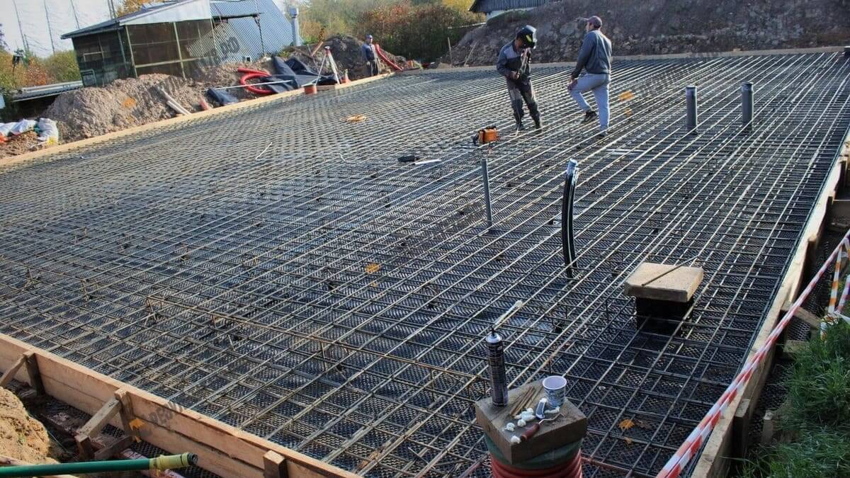 Работы по армированию монолитной железобетонной фундаментной плиты при работе по устройству фундамента от нашей компании в СПБ и ЛО