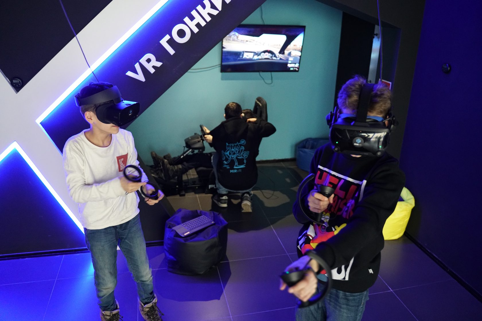 Vr франшиза. Mir VR родео драйв. Виртуальная реальность Санкт-Петербург. Мир виртуальной реальности СПБ. Парк виртуальной реальности.