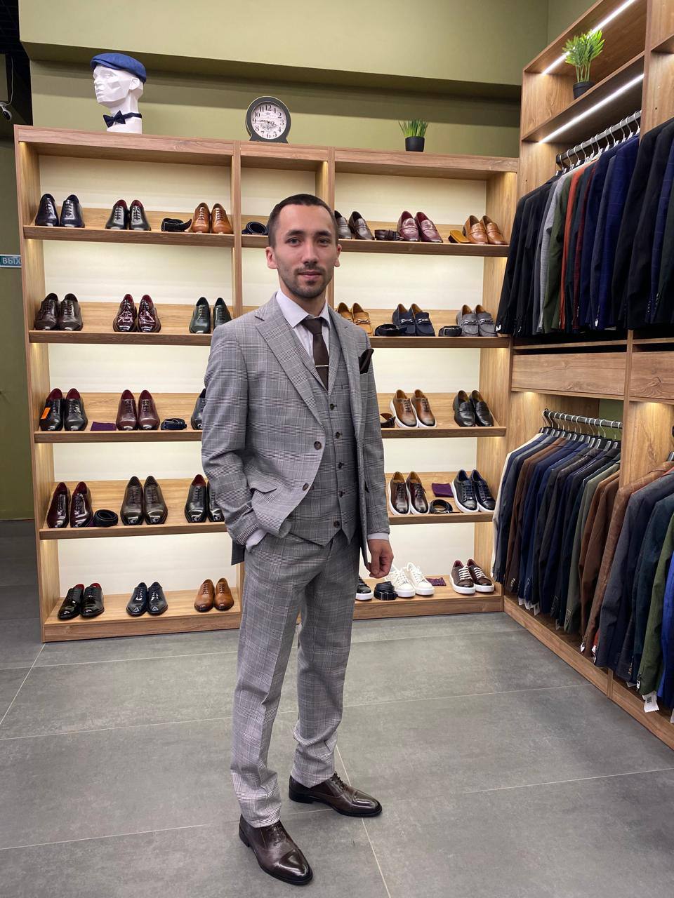 серый мужской костюм тройка