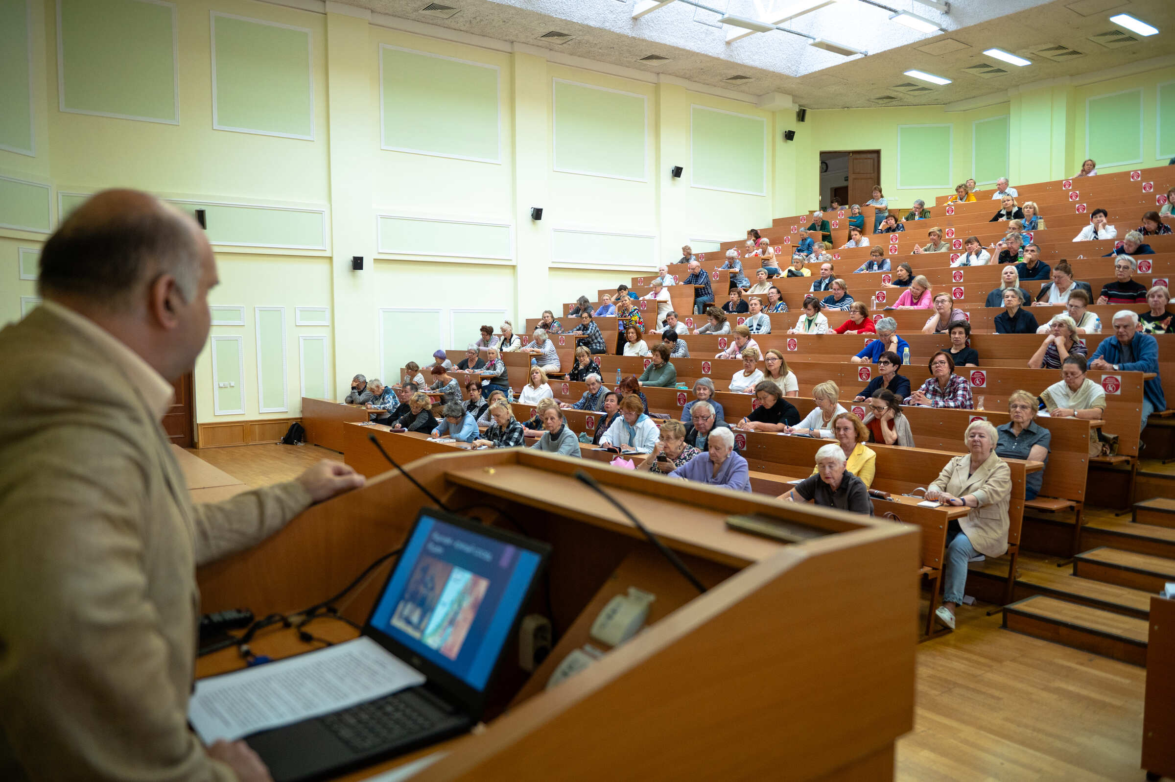Лекция для старшего поколения в аудитории МГУ им. Ломоносова