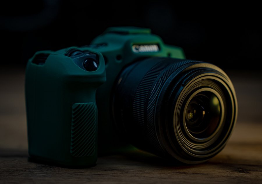 Canon EOS R8 вид сбоку — студия подкастов 8 КАДР