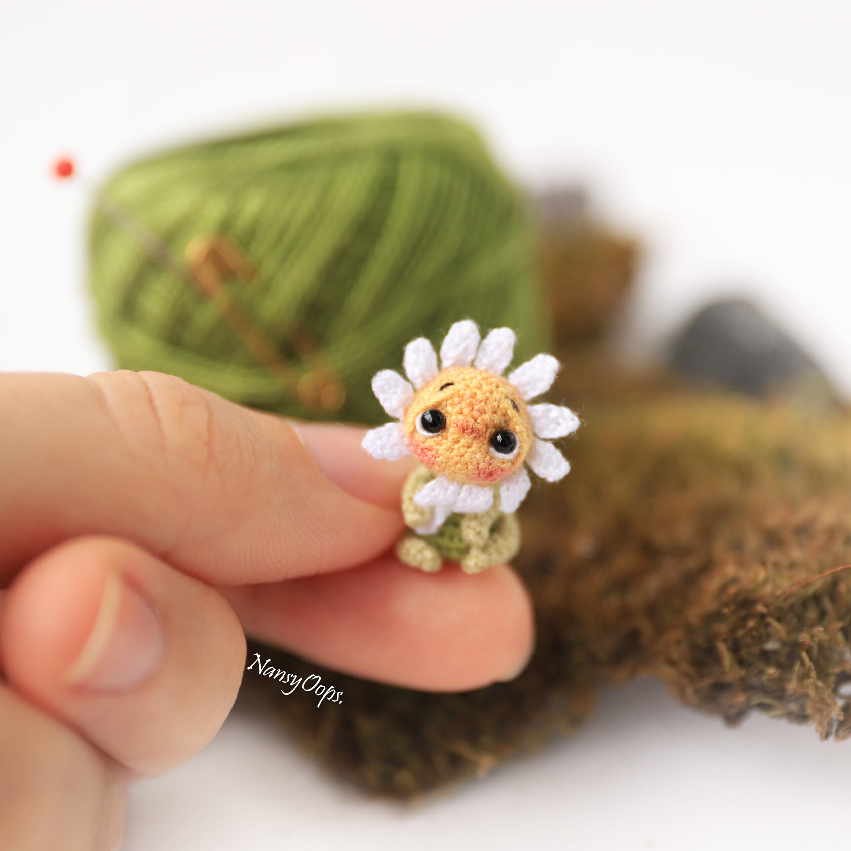 Micro crochet pattern Tiny Daisy - flower amigurumi pattern by NansyOops