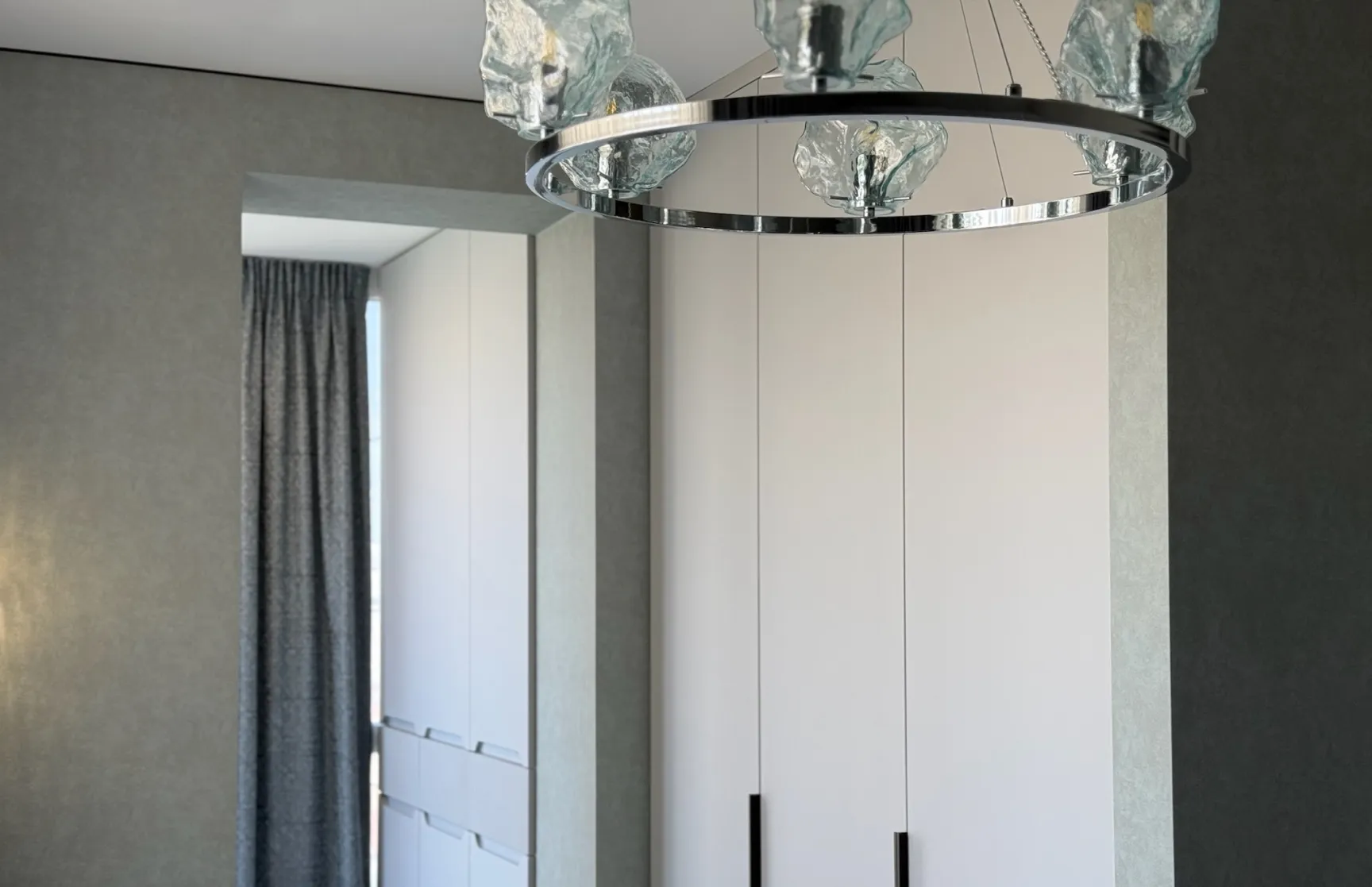 Распашной шкаф из ЛДСП Egger и МДФ с подсветкой фото 8