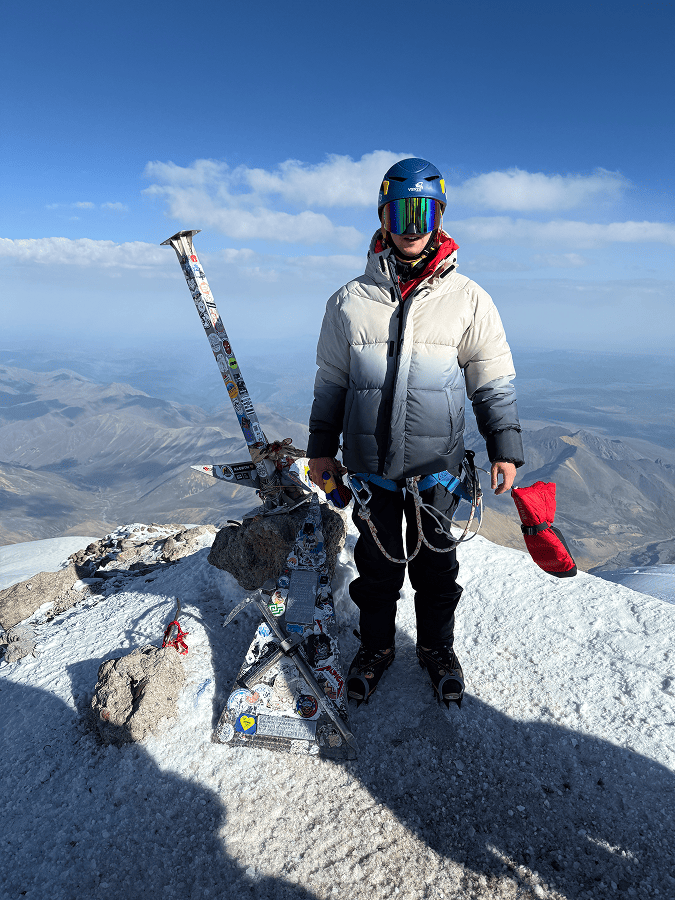 видео-путешествие снято по итогам восхождения 2025 года на западную вершину Эльбруса с южной стороны