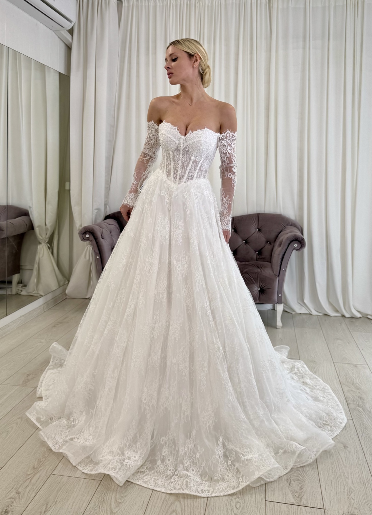 Свадебное платье кружевное а-силуэта