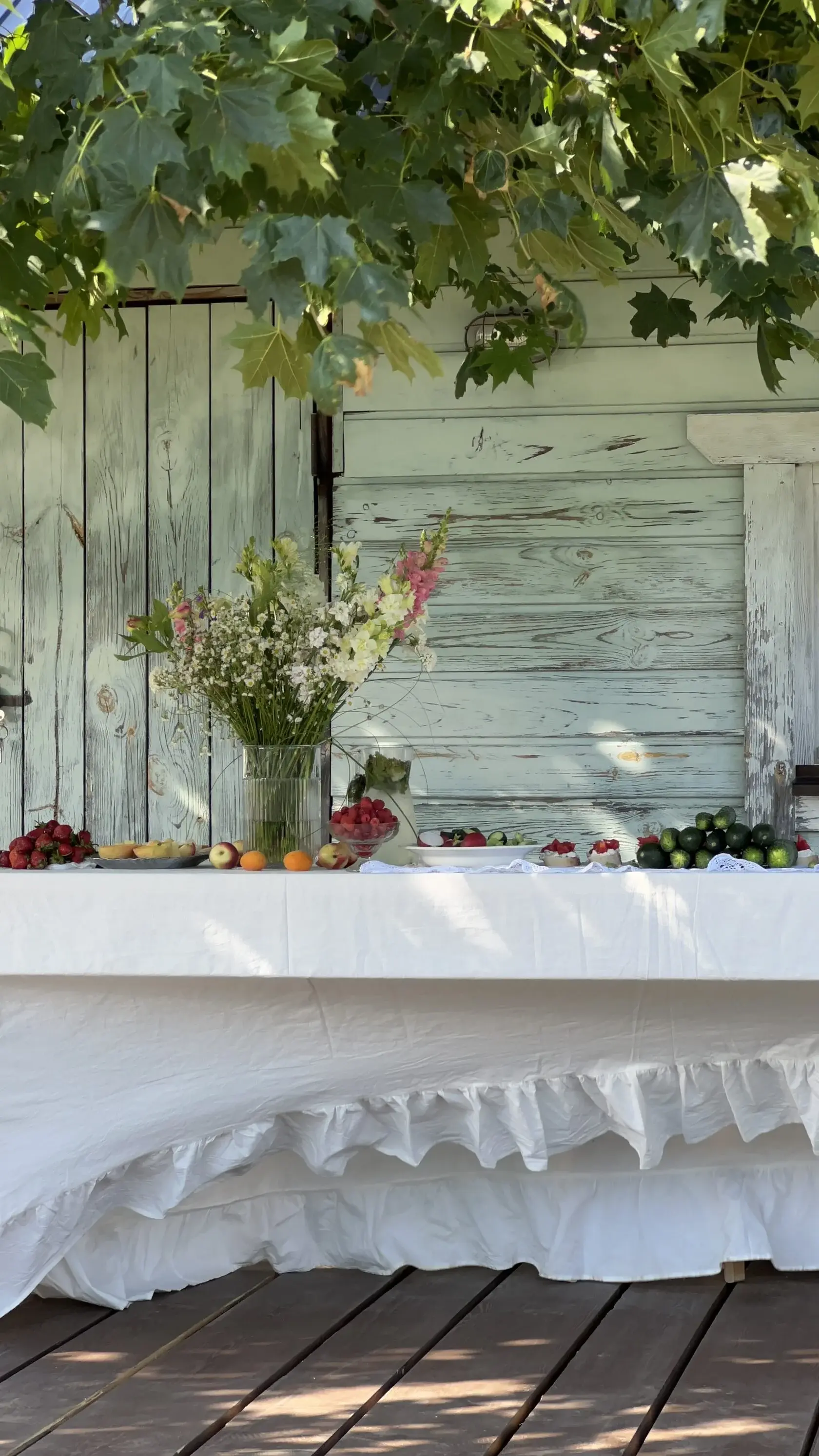 Белая скатерть и сезонная сервировка — семейные традиции и уют в доме